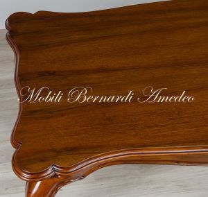 Tavolo realizzato in noce stile barocco con gambe curve e piano sagomato